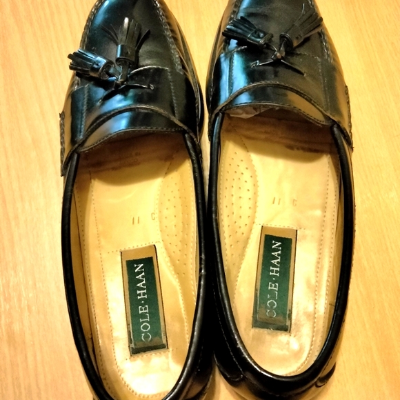 Cole Haan PINCH TASSEL IN BLACK - Picture 9 of 13